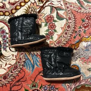 Robeez Black Baby Booties with Faux Fur Lining Size 9-12 Months